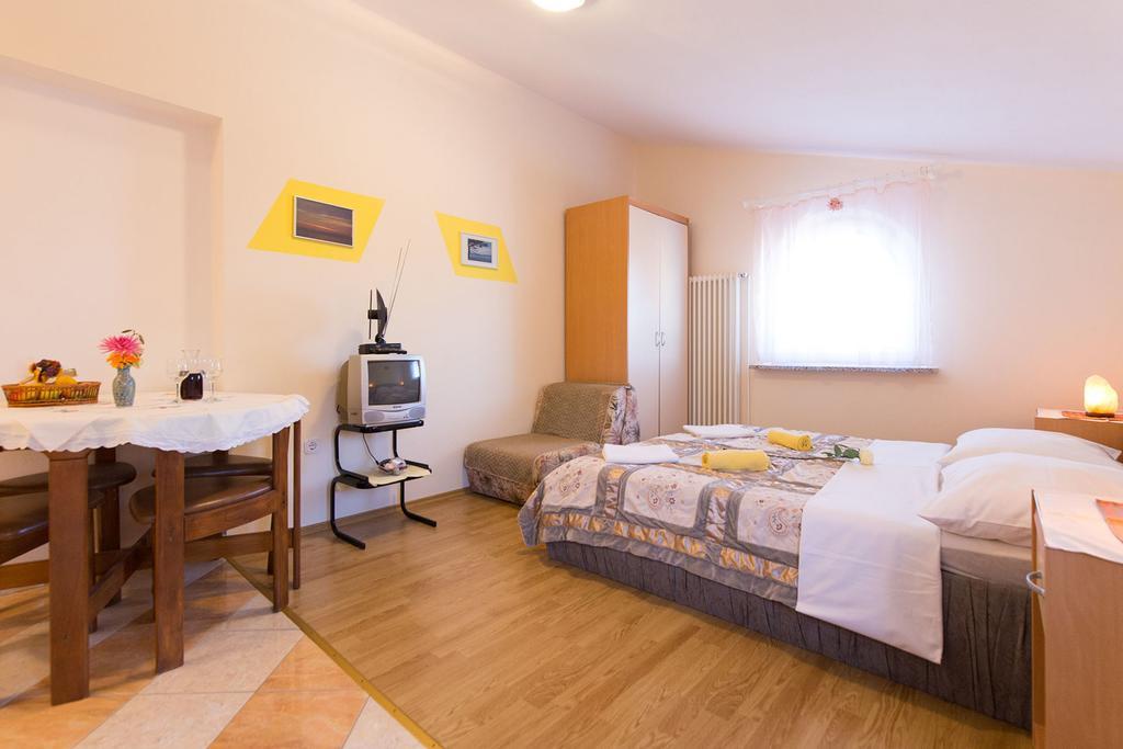 Apartments Juras Brzac Экстерьер фото